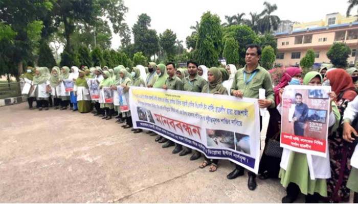 রাজশাহী মেডিকেল কলেজ হাসপাতালের সিনিয়র নার্সদের মারধরে বিচার চেয়ে মানববন্ধন রাজশাহী মেডিকেল কলেজ হাসপাতালের সিনিয়র নার্সদের মারধরে বিচার চেয়ে মানববন্ধন