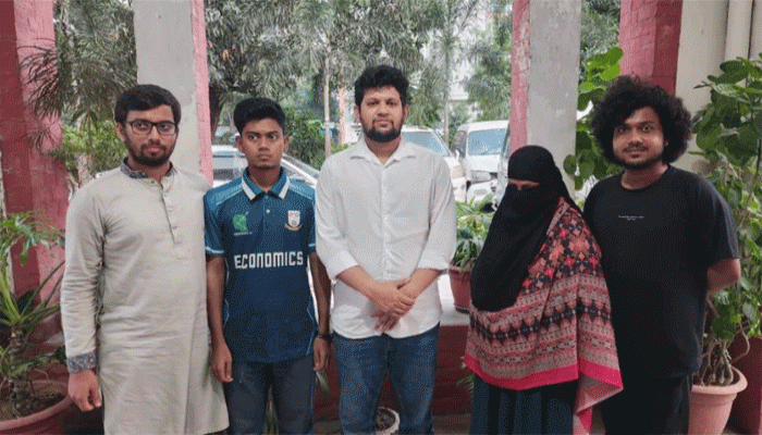 বোতল ছোড়া সেই শিক্ষার্থীকে পরিবারের কাছে হস্তান্তর