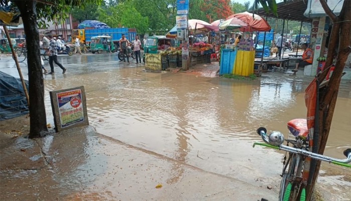 ১০ মিনিটের বৃষ্টিতে সড়কে হাঁটু পানি, ভোগান্তি ১০ মিনিটের বৃষ্টিতে সড়কে হাঁটু পানি, ভোগান্তি
