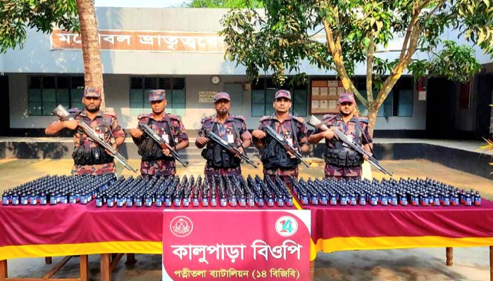 নওগাঁর পত্নীতলা সীমান্তে বিজিবির অভিযানে বিপুল পরিমান মাদকদ্রব্য আটক নওগাঁর পত্নীতলা সীমান্তে বিজিবির অভিযানে বিপুল পরিমান মাদকদ্রব্য আটক