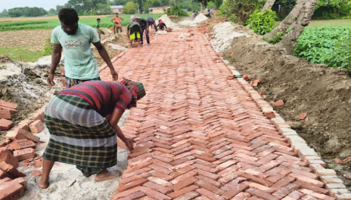 বড়াইগ্রামে সড়ক নির্মাণে নিম্নমানের ইট ব্যবহারের অভিযোগ বড়াইগ্রামে সড়ক নির্মাণে নিম্নমানের ইট ব্যবহারের অভিযোগ
