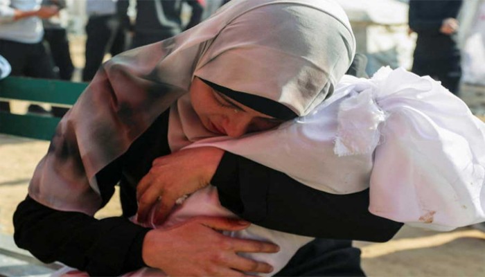 ইজ়রায়েলি হানায় একসঙ্গে ৯ সন্তানকে হারালেন গাজ়ার চিকিৎসক, হাসপাতালের ডিউটিই ‘বাঁচিয়ে’ দিল মা-কে ইজ়রায়েলি হানায় একসঙ্গে ৯ সন্তানকে হারালেন গাজ়ার চিকিৎসক, হাসপাতালের ডিউটিই ‘বাঁচিয়ে’ দিল মা-কে