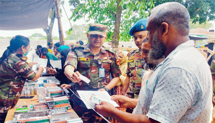 রাণীনগরে সেনাবাহিনীর একদিনের ফ্রি চিকিৎসা ক্যাম্প অনুষ্ঠিত রাণীনগরে সেনাবাহিনীর একদিনের ফ্রি চিকিৎসা ক্যাম্প অনুষ্ঠিত