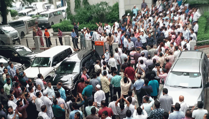 সচিবালয়ে কর্মকর্তা-কর্মচারীদের বিক্ষোভ সচিবালয়ে কর্মকর্তা-কর্মচারীদের বিক্ষোভ