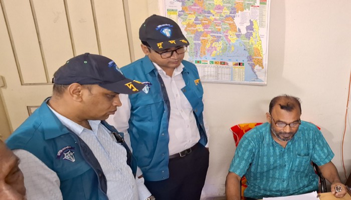 রোগী সেজে পুঠিয়া হাসপাতালে দুদক, খোঁজ মিলল নানা অনিয়মের রোগী সেজে পুঠিয়া হাসপাতালে দুদক, খোঁজ মিলল নানা অনিয়মের