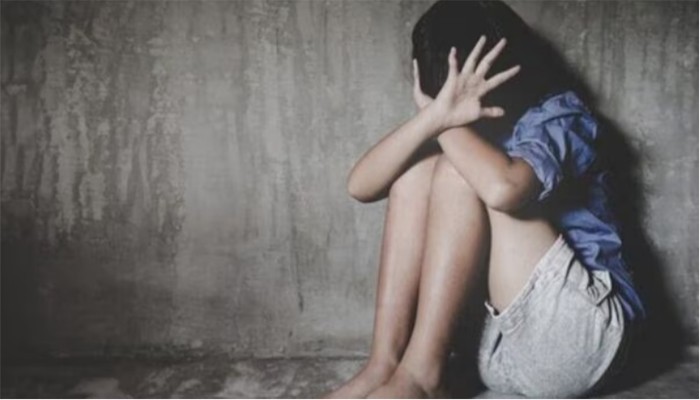 ‘গানের গলা ভালো করার’ ওষুধ খাইয়ে অষ্টম শ্রেণির ছাত্রীকে ধর্ষণ! গ্রেফতার ৬০ বছরের মাস্টার ‘গানের গলা ভালো করার’ ওষুধ খাইয়ে অষ্টম শ্রেণির ছাত্রীকে ধর্ষণ! গ্রেফতার ৬০ বছরের মাস্টার