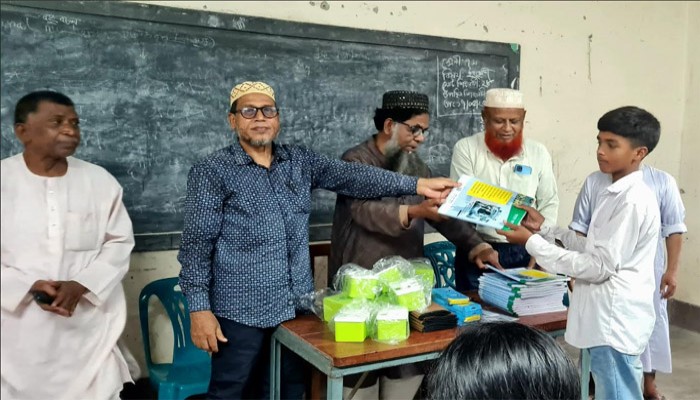 পত্নীতলায় প্রায় তিন শতাধিক শিক্ষার্থীর মাঝে দুদকের শিক্ষা উপকরণ বিতরণ পত্নীতলায় প্রায় তিন শতাধিক শিক্ষার্থীর মাঝে দুদকের শিক্ষা উপকরণ বিতরণ