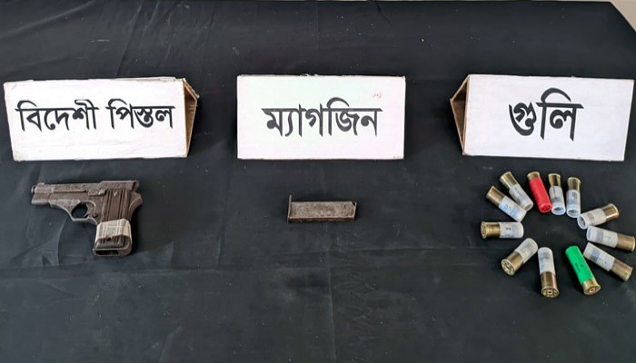 নগরীর পদ্মা নদীর কাশবনের ভিতর থেকে পিস্তল ম্যাগজিন গুলি উদ্ধার নগরীর পদ্মা নদীর কাশবনের ভিতর থেকে পিস্তল ম্যাগজিন গুলি উদ্ধার