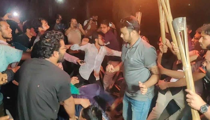 রাবিতে বামপন্থী ও শাহবাগ বিরোধীদের সংঘর্ষ, আহত ৩ রাবিতে বামপন্থী ও শাহবাগ বিরোধীদের সংঘর্ষ, আহত ৩