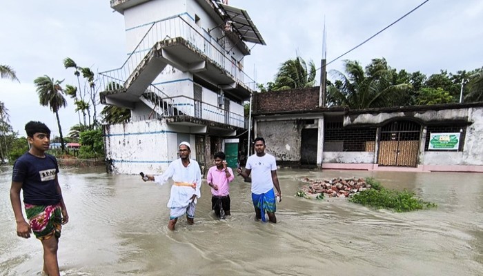 লঘুচাপে নিম্নাঞ্চল প্লাবিত হাতিয়ার সঙ্গে সারাদেশের নৌ চলাচল বন্ধ