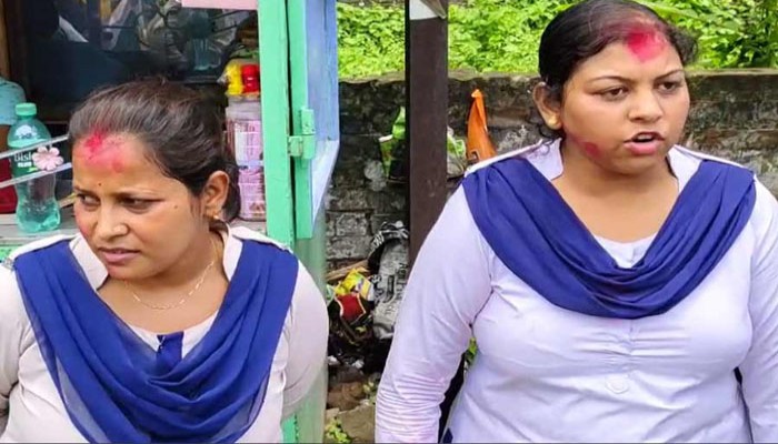 মহিলা পুলিশকর্মীদের ‘সিঁদুর’ পরিয়ে দিলেন বিজেপি কর্মীরা! মহিলা পুলিশকর্মীদের ‘সিঁদুর’ পরিয়ে দিলেন বিজেপি কর্মীরা!