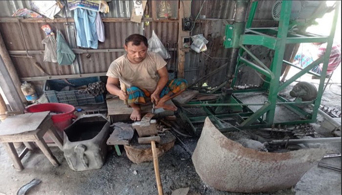 ঈদ ঘিরে কর্মচাঞ্চল্যে মুখর ফুলবাড়ীর কামারপাড়া