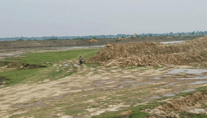 পুঠিয়ায় হিন্দু সম্প্রদায়ের জমিতে জোরপূর্বক দখল করে পুকুর খননের চেষ্টা, হামলায় আহত ৫ পুঠিয়ায় হিন্দু সম্প্রদায়ের জমিতে জোরপূর্বক দখল করে পুকুর খননের চেষ্টা, হামলায় আহত ৫