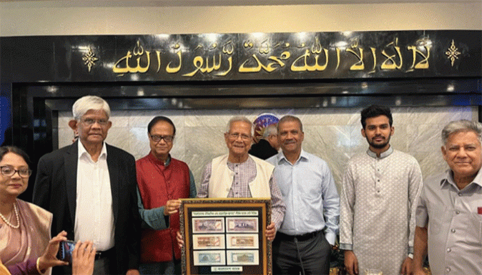 প্রধান উপদেষ্টার কাছে ৬টি নতুন নোটের ছবি হস্তান্তর