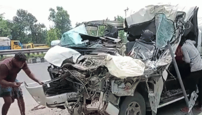 ঈদের ছুটিতে বাড়ি ফেরার পথে প্রাণ গেল বাবা ও ২ ছেলের