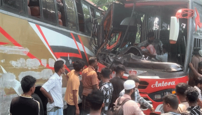 ঢাকা-বরিশাল মহাসড়কে দুই বাসের মুখোমুখি সংঘর্ষ, শিশুসহ আহত ১৫