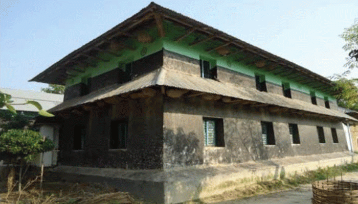 বরেন্দ্র অঞ্চলে গ্রামীণ জনপদে আভিজাত্যর প্রতিক মাটির দ্বিতল বাড়ি বিলুপ্ত প্রায় বরেন্দ্র অঞ্চলে গ্রামীণ জনপদে আভিজাত্যর প্রতিক মাটির দ্বিতল বাড়ি বিলুপ্ত প্রায়