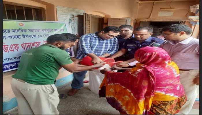 পুঠিয়ায় ইদের আগেই ৩ হাজার দরিদ্র পরিবার পেল বিনামূল্যে ১০ কেজি করে চাল পুঠিয়ায় ইদের আগেই ৩ হাজার দরিদ্র পরিবার পেল বিনামূল্যে ১০ কেজি করে চাল