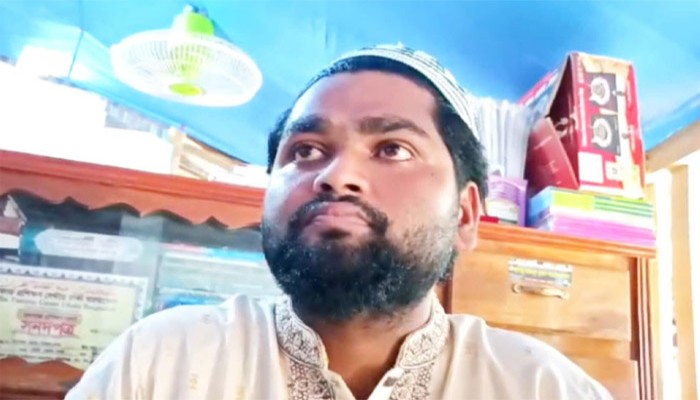 তালতলী উপজেলায় ছাত্রীকে দিয়ে পা চাটানোর অভিযোগ শিক্ষকের বিরুদ্ধে