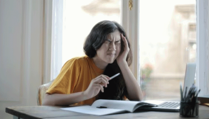 গরমে মাথাব্যথা! এই লক্ষণগুলি উপেক্ষা করবেন না গরমে মাথাব্যথা! এই লক্ষণগুলি উপেক্ষা করবেন না