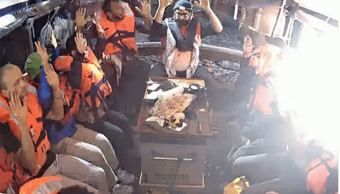 ত্রাণবাহী জাহাজ ‘ম্যাডলিন’ দখলে নিলো ইসরাইল ত্রাণবাহী জাহাজ ‘ম্যাডলিন’ দখলে নিলো ইসরাইল