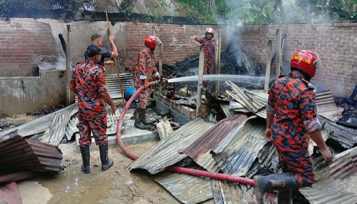 পুঠিয়ায় চাঁদা না পেয়ে দুই সেনাসদস্যের বাড়িতে আগুন, লুটপাট পুঠিয়ায় চাঁদা না পেয়ে দুই সেনাসদস্যের বাড়িতে আগুন, লুটপাট