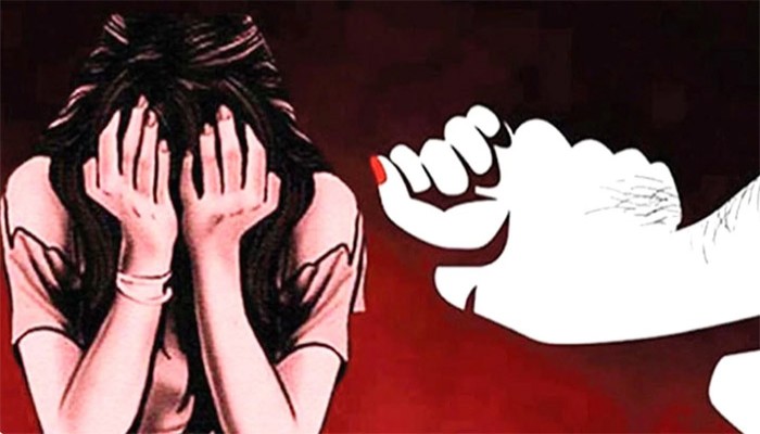 স্বামীকে বেঁধে রেখে স্ত্রীকে ধর্ষণের ঘটনায় গ্রেপ্তার ৩ স্বামীকে বেঁধে রেখে স্ত্রীকে ধর্ষণের ঘটনায় গ্রেপ্তার ৩