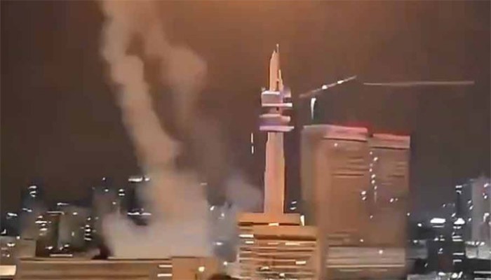 ইজ়রায়েলের লৌহঢাল ভেদ করে ইরানি ক্ষেপণাস্ত্র পড়েছে তেল আভিভের সামরিক ঘাঁটিতে ইজ়রায়েলের লৌহঢাল ভেদ করে ইরানি ক্ষেপণাস্ত্র পড়েছে তেল আভিভের সামরিক ঘাঁটিতে