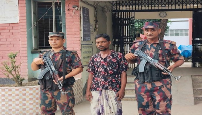 রাণীশংকৈল সীমান্তে ঘাস কাটতে গিয়ে বিজিবি’র  হাতে আটক—১