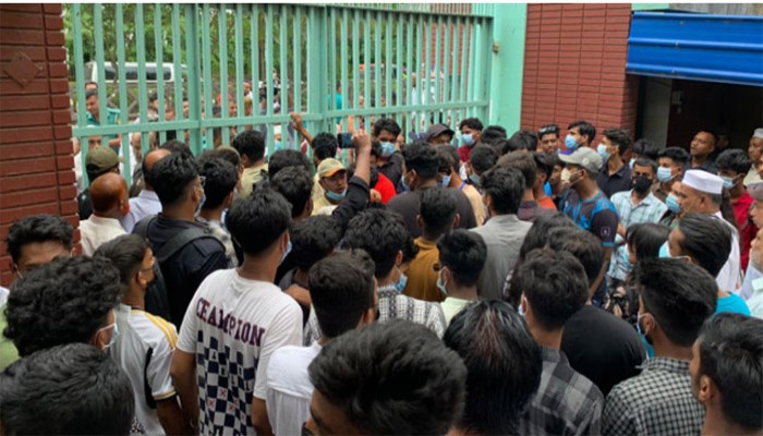 রাজশাহীতে এইচএসসি পরীক্ষা পেছানোর দাবিতে  শিক্ষার্থীদের বিক্ষোভ