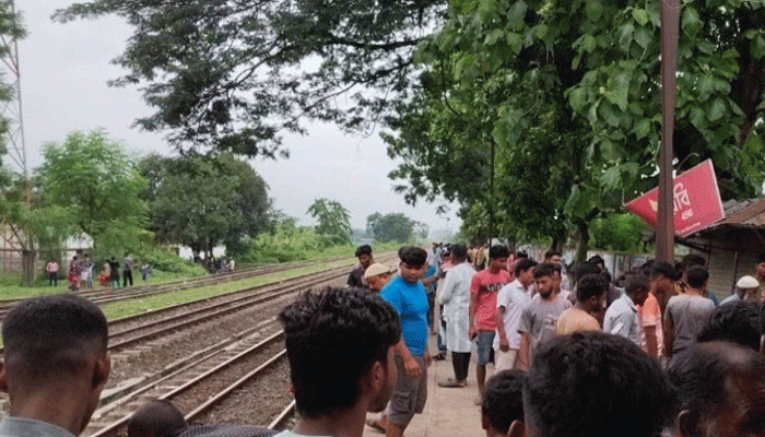 দিনাজপুরে ট্রেনে কাটা পড়ে ২ জনের মৃত্যু দিনাজপুরে ট্রেনে কাটা পড়ে ২ জনের মৃত্যু