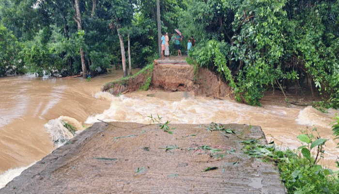 মুহুরী নদীর বাঁধ ভেঙে ফেনীর লোকালয়ে ঢুকছে পানি মুহুরী নদীর বাঁধ ভেঙে ফেনীর লোকালয়ে ঢুকছে পানি