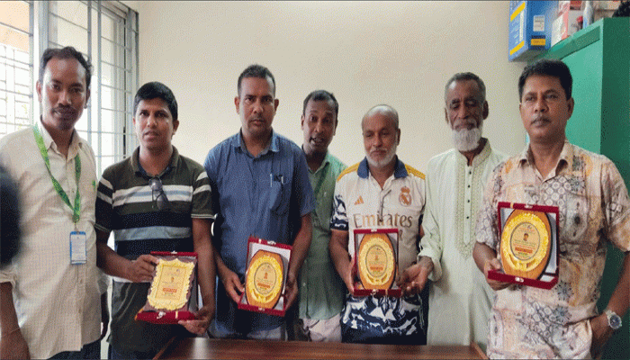 রাণীশংকৈলে বিভিন্ন কাজে অবদানের জন্য সম্মাননা প্রদান