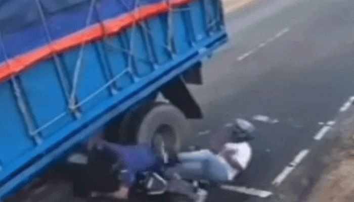 ট্রাক ধরতে গিয়ে ট্রাকচাপায় পা হারালেন কনস্টেবল ট্রাক ধরতে গিয়ে ট্রাকচাপায় পা হারালেন কনস্টেবল