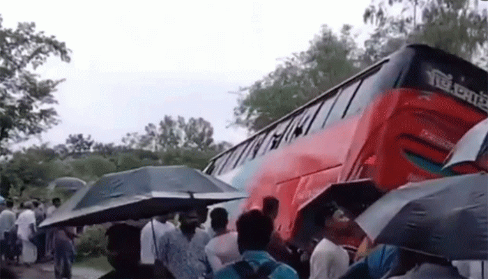 ঠাকুরগাঁয়ে ডিজেলচালিত থ্রি-হুইলারে বাসের ধাক্কায় বাবা ও মেয়ের মৃত্যু