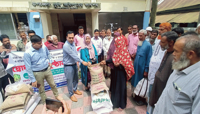 গুরুদাসপুরে বীজ-সার ও চারা বিতরণ উদ্বোধন