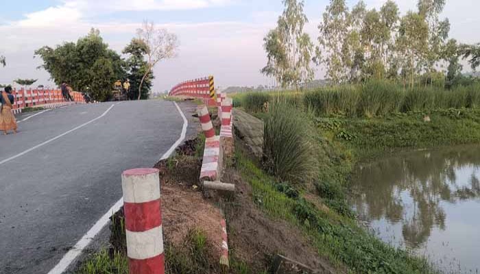 রাণীশংকৈলে নির্মাণের ৪ মাসে ভেঙ্গেছে ব্রীজের প্রতিরক্ষা দেওয়াল