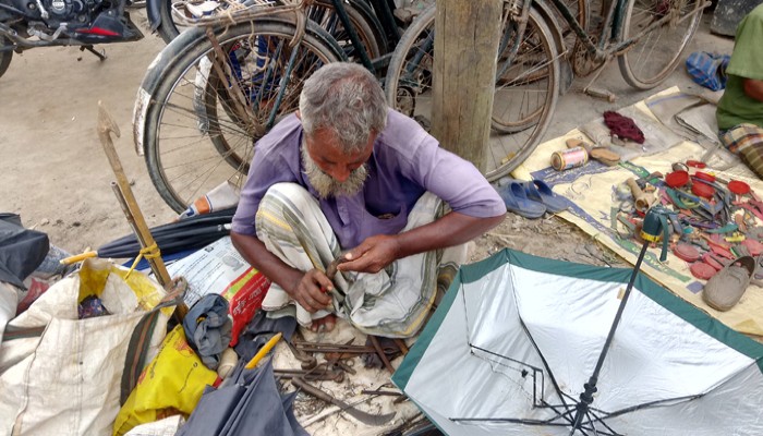 ​রাণীশংকৈলে বর্ষা এলেই বাড়ে ছাতা কারিগরদের কদর