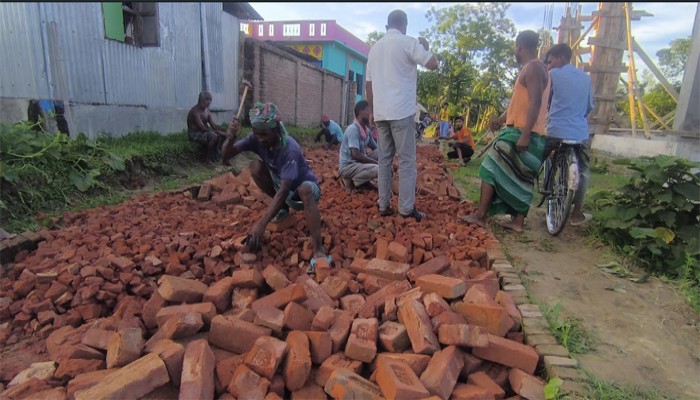 অভিযোগের পরেও নিম্ন মানের সামগ্রী দিয়ে চলছে  রাস্তার কাজ