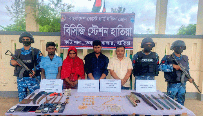 হাতিয়াতে যৌথবাহিনীর অভিযানে নারীসহ আটক-৪, আগ্নেয়াস্ত্র-স্বর্ণ উদ্ধার