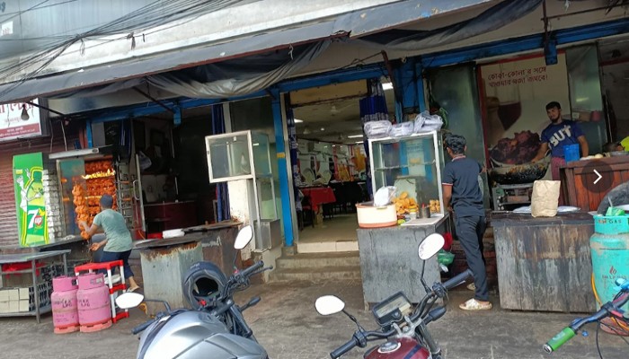 অতিথি হোটেলের ফ্রিজে পঁচা মংসা! ১০ হাজার টাকা জরিমানা অতিথি হোটেলের ফ্রিজে পঁচা মংসা! ১০ হাজার টাকা জরিমানা