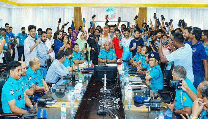 আরএমপি’র সাইবার ক্রাইম ইউনিটের সহায়তায় হারানো মোবাইল ফোন ফিরে পেলেন প্রকৃত মালিকরা