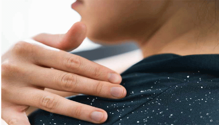 বর্ষায় পড়তেই খুশকির সমস্যা বেড়েছে? ১০ টাকাতেই হতে পারে মুশকিল আসান বর্ষায় পড়তেই খুশকির সমস্যা বেড়েছে? ১০ টাকাতেই হতে পারে মুশকিল আসান