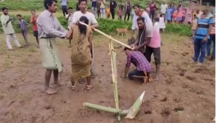 ভারতে প্রেম করে বিয়ের শাস্তি  গরুর বদলে নবদম্পতিকে জোয়ালে বেঁধে হালচাষ ভারতে প্রেম করে বিয়ের শাস্তি  গরুর বদলে নবদম্পতিকে জোয়ালে বেঁধে হালচাষ