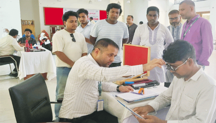 ফুলবাড়ীতে বিনামূল্যে চক্ষু চিকিৎসা ও ছানির অস্ত্রোপচার সেবা প্রদান