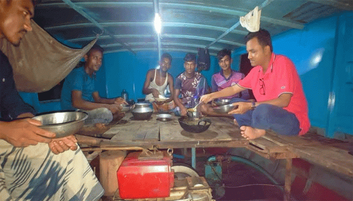 ইউএনওর বদলীতে মান্দা বাসীর চোখে জল ইউএনওর বদলীতে মান্দা বাসীর চোখে জল