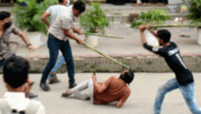 যুবলীগ নেতাকে ধরিয়ে দেওয়ায় যুবদল নেতাকে বেধড়ক পিটুনি যুবলীগ নেতাকে ধরিয়ে দেওয়ায় যুবদল নেতাকে বেধড়ক পিটুনি