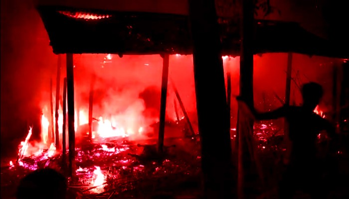 লালপুরে কয়েলের আগুনে গোয়াল ঘর পুড়ে ছাই লালপুরে কয়েলের আগুনে গোয়াল ঘর পুড়ে ছাই