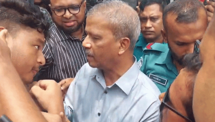 মাইলস্টোনে গিয়ে তোপের মুখে আইন ও শিক্ষা উপদেষ্টা মাইলস্টোনে গিয়ে তোপের মুখে আইন ও শিক্ষা উপদেষ্টা