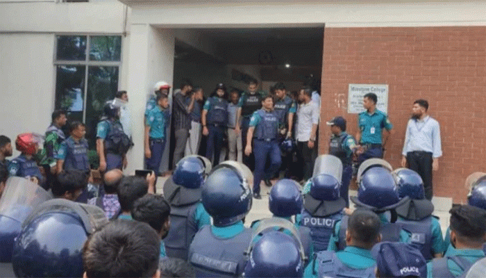 চার ঘণ্টা অবরুদ্ধের পর পুলিশি নিরাপত্তায় মাইলস্টোন স্কুল থেকে বের হলেন দুই উপদেষ্টা চার ঘণ্টা অবরুদ্ধের পর পুলিশি নিরাপত্তায় মাইলস্টোন স্কুল থেকে বের হলেন দুই উপদেষ্টা